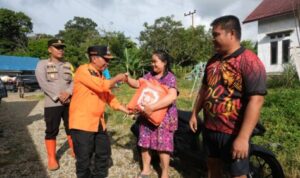 Bupati Murung Raya Turun Langsung Serahkan Bantuan kepada Warga Terdampak Banjir dan Longsor