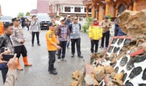 Bupati Murung Raya Tinjau Longsor dan Banjir