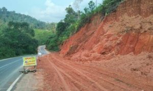 Gerak Cepat, Pemprov Kalsel Timbun Titik Longsor dan Pasang Rambu Peringatan Ruas Jalan Banjarbaru-Batulicin