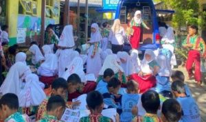 Mobil Pustaka Dispersip Kalsel Disambut Antusias Siswa SDN Pekapuran 5