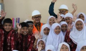 Tinjau Sekolah di Banjarbaru, Mendikdasmen Pastikan Revitalisasi Pendidikan Berjalan