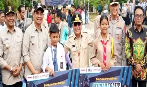 Gubernur Kalteng Kunjungi SMAN 4 Muara Teweh Diwarnai Penyaluran Bantuan Hingga Pasar Murah
