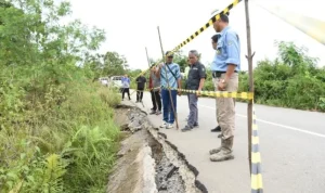 Pemkab Barut Ngebut Perbaiki Jalan Rusak Simpang Km 34 Benangin