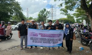 SMSI Kalsel Bagikan Sajadah dan Kopiah Kepada Jemaah 5 Rajab