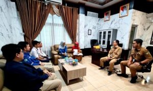 Plt Disdukcapil Barut Serahkan SKTT untuk WNA