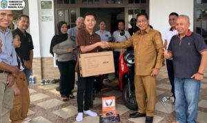 Bupati Murung Raya Serahkan Bonus Motor dan Laptop kepada Atlet Catur Berprestasi