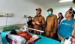Bupati Jenguk Bayi Hidrosefalus dan Minta RSUD Beri Pelayanan Maksimal