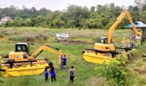 PUPR Barito Utara Uji Coba Dua Excavator Amfibi di DAM Trahean