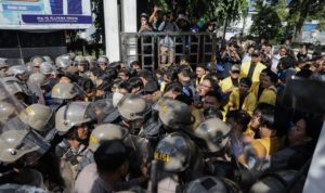 Polisi Berhasil Desak Mundur Demonstran di Rumah Banjar