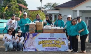 TP-PKK Murung Raya Bagikan Takjil Gratis untuk Warga di Bulan Ramadan 1447 H