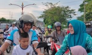 Wakil Ketua I DPRD Murung Raya Dina Maulidah Bagikan Takjil kepada Warga di Jalan Kota Puruk Cahu