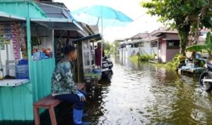 Wali Kota Banjarmasin Tinjau Banjir Belum Surut, Temukan Sumbatan Drainase