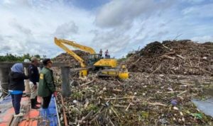 Banjarmasin Bersihkan Sampah Kiriman Hulu di Sungai Martapura