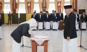 Gubernur Muhidin Lantik 6 Pejabat Eselon II