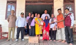 Pemcam Barito Tuhup Raya dan PKK Salurkan Bantuan Susu untuk Tekan Stunting di Dirung Sararung