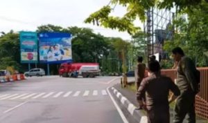 Satpol PP Bersihkan Baliho dan Reklame di 17 Titik