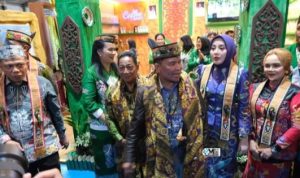 Bupati Murung Raya Sambut Gubernur Agustiar Sabran Saat Kunjungi Stand Pameran Kalteng Expo 2026