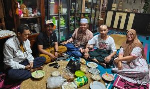 Gerimis Malam Iringi Langkah Sulaiman Jenguk Wartawan Bartim Yang Sedang Sakit