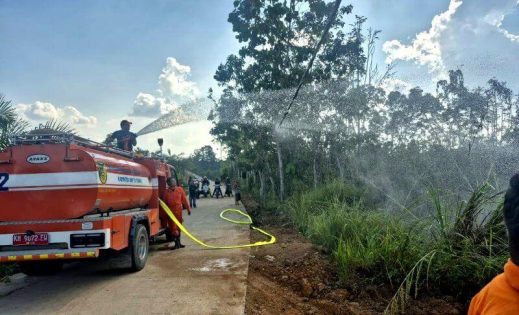 BPBD Barut Gerak Cepat Padamkan Karhutla di Jalan Pendreh