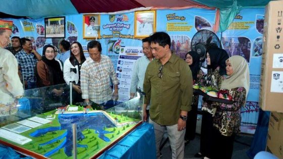Didampingi Istri Bupati Shalahuddin Kunjungi Stan Batara Expo