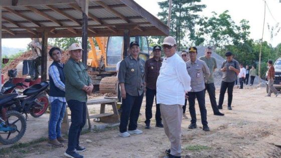 Kunjungi Gunung Purei Bupati Barut Serap Aspirasi Lewat Safari Jumat
