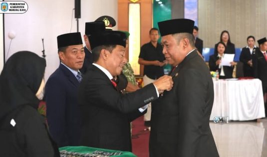 Bupati Murung Raya Serahkan Satyalancana Karya Satya kepada 27 ASN