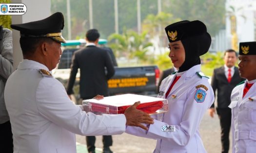 Bupati Heriyus Serahkan Bendera Merah Putih kepada Paskibraka untuk Dikibarkan pada HUT ke-81 RI