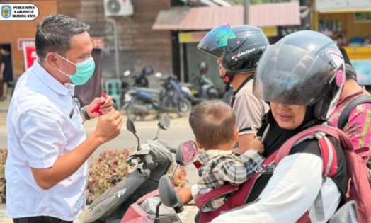 Kualitas Udara Puruk Cahu Memburuk, Dinkes Bagikan Masker kepada Warga