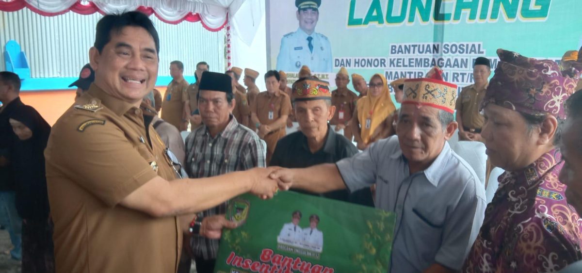 Tingkatkan Kesejahteraan Pemkab Barut Serahkan Bansos untuk Kelembagaan Adat