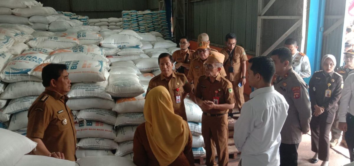 Tinjau Bulog Muara Teweh Bupati Shalahuddin Pastikan Stok Beras Aman