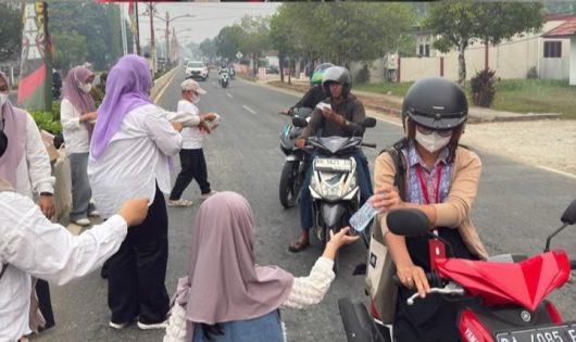 Perempuan Bangsa Kalteng Bagikan 1.000 Masker dan Air Mineral di Tengah Kabut Asap