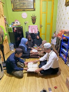 Meniti Gelap Malam Mengantar Cahaya Al-Qur’an