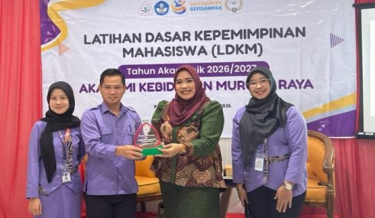 Dina Maulidah Jadi Narasumber LDKM Akbid Murung Raya