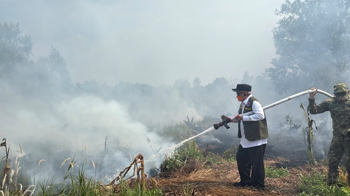 Muhidin Turun Langsung Padamkan Karhutla di Guntung Damar