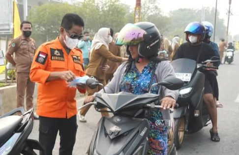 Bupati Murung Raya Bagikan 5.000 Masker kepada Warga di Tengah Kabut Asap