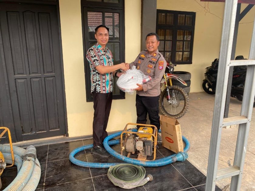Kapolres Bartim Serahkan Sarpras Pemadam Karhutla ke Karusen Janang