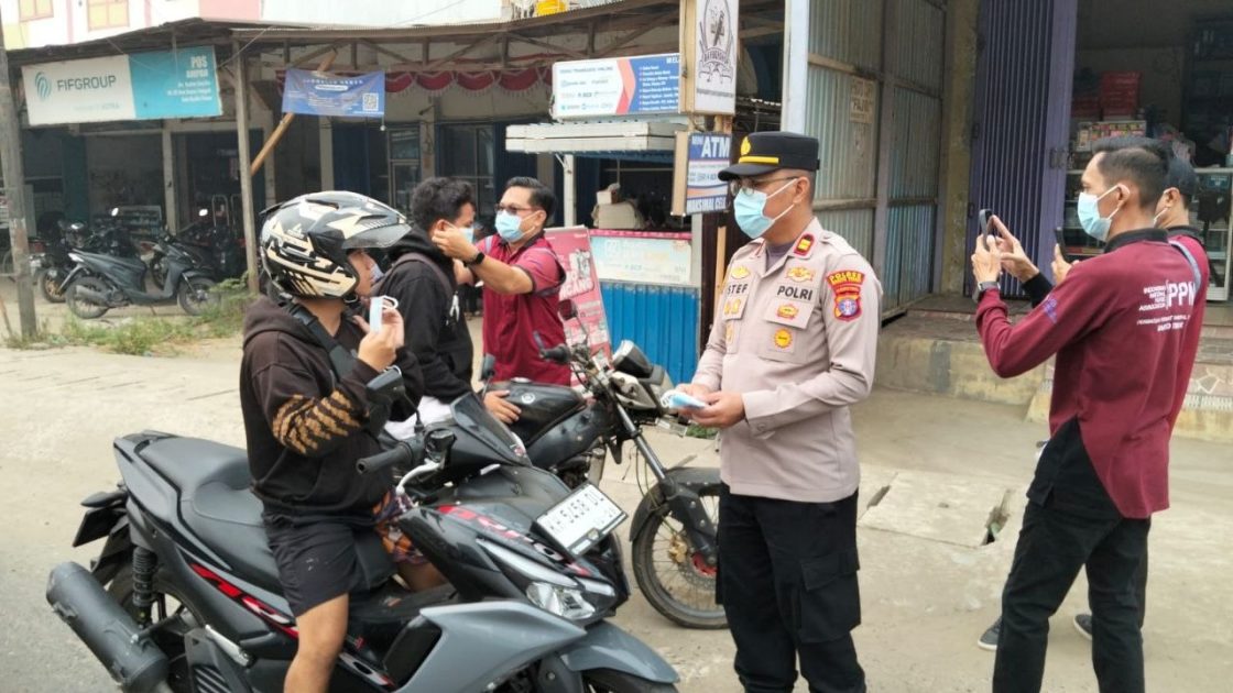 Kabut Asap Karhutla, Polsek Dusteng Bagikan Masker Gratis
