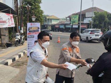 Firman Yusi Bagikan 1.500 Masker di Tengah Kabut Asap